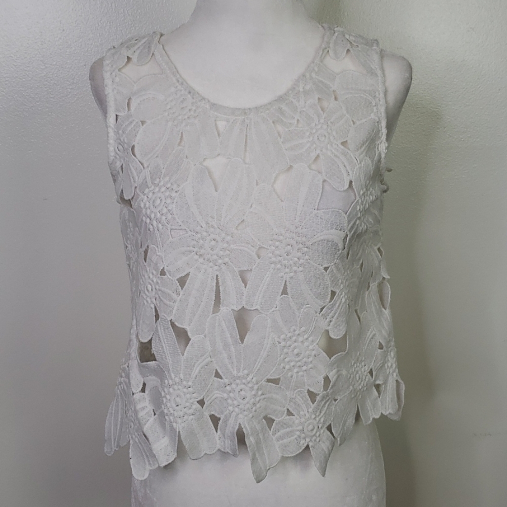 Acemi White Floral Lace Cut Out Crop Top